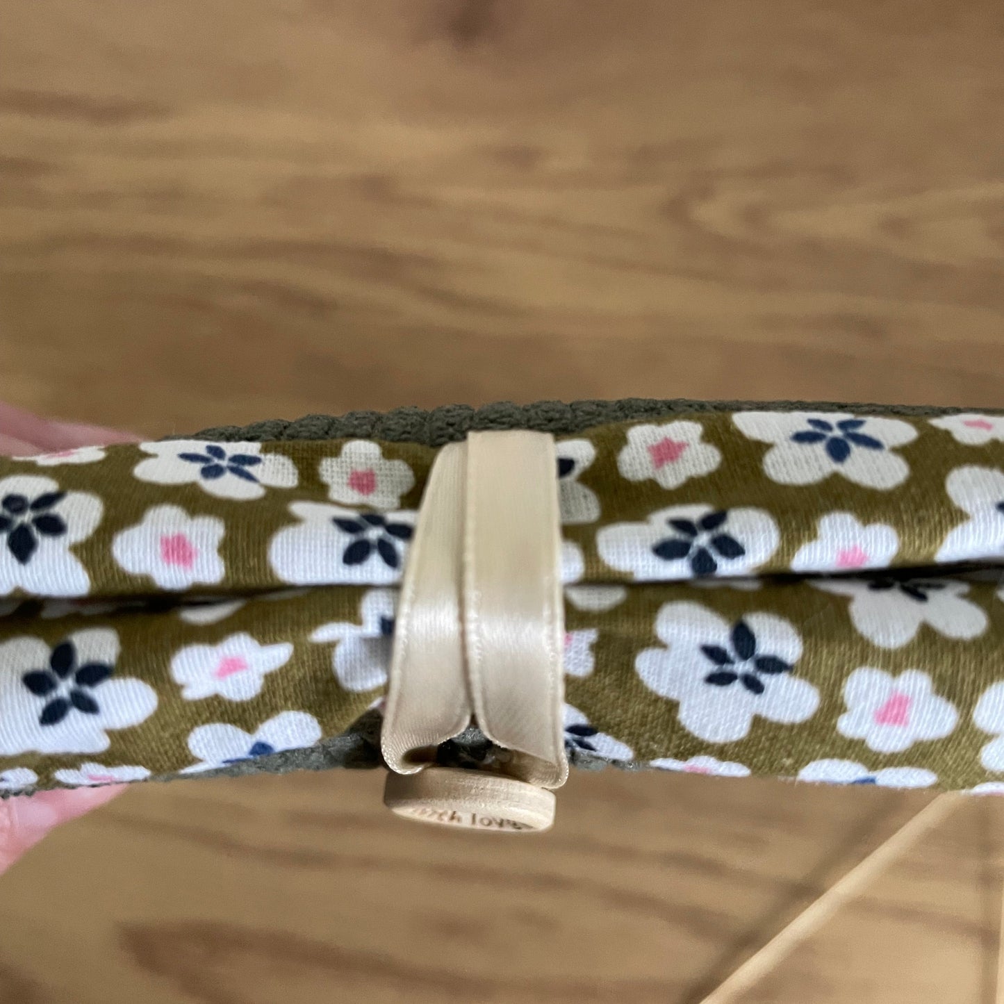 POCHETTE À LIVRE MOLLETONNÉE EN VELOURS VERT ET TISSU FLORAL