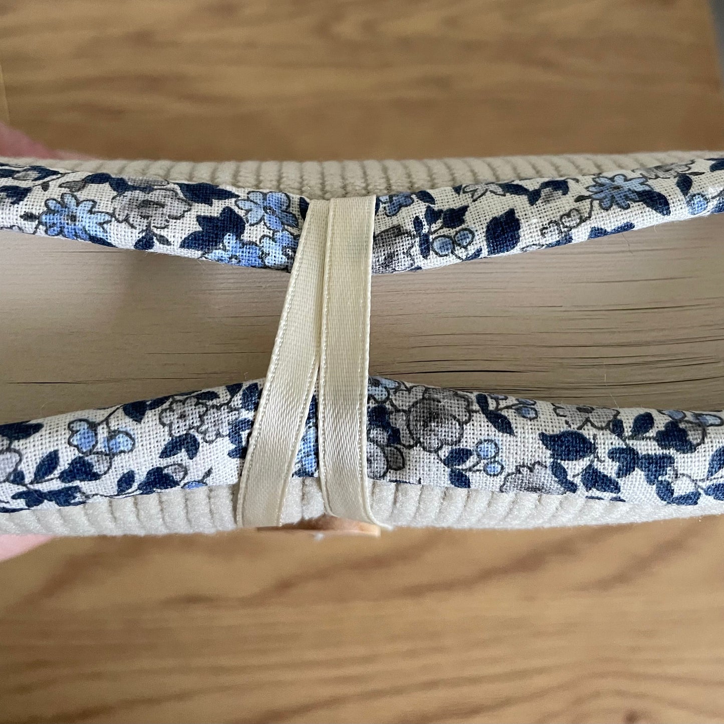 POCHETTE À LIVRE MOLLETONNÉE EN VELOURS CRÈME LIBERTY BLEU