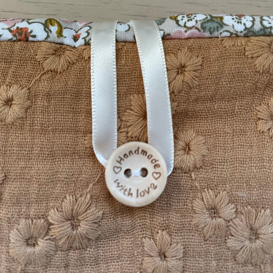 Housse protège livre matelassée fleurie camel – protège roman poche & broché – accessoire lecture