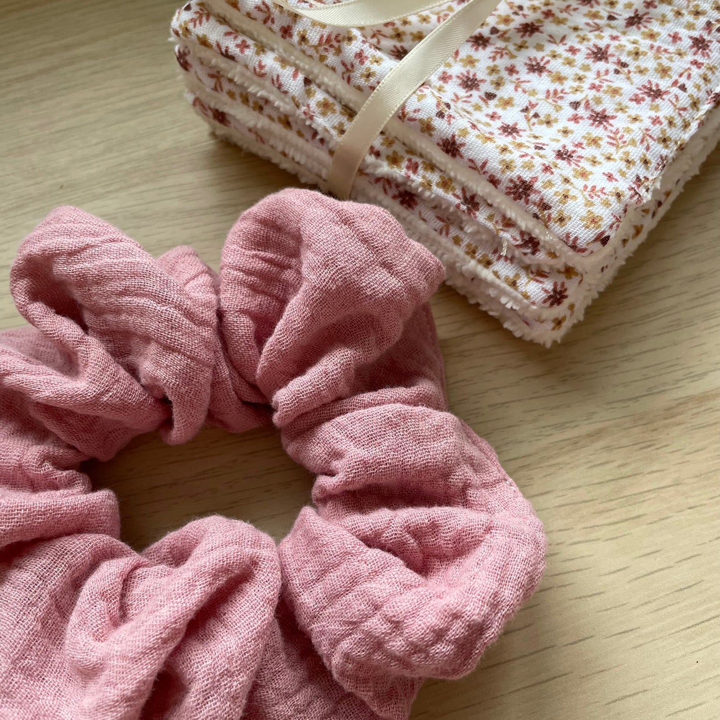 Chouchou et lingettes double gaze de coton rose floral fait main fĂȘte des mĂšres Creasoiz