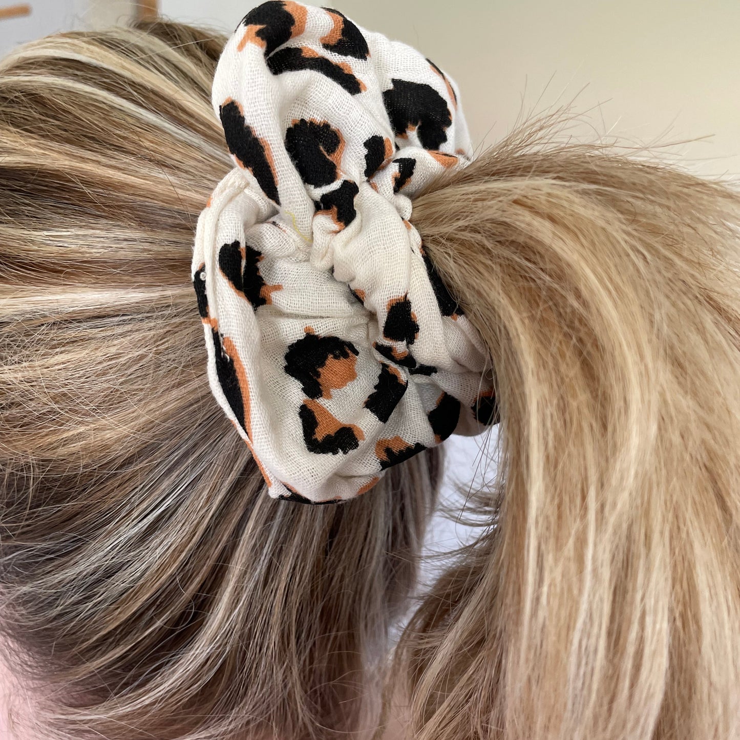 Chouchou cheveux coton motif léopard – anti casse – touche élégante