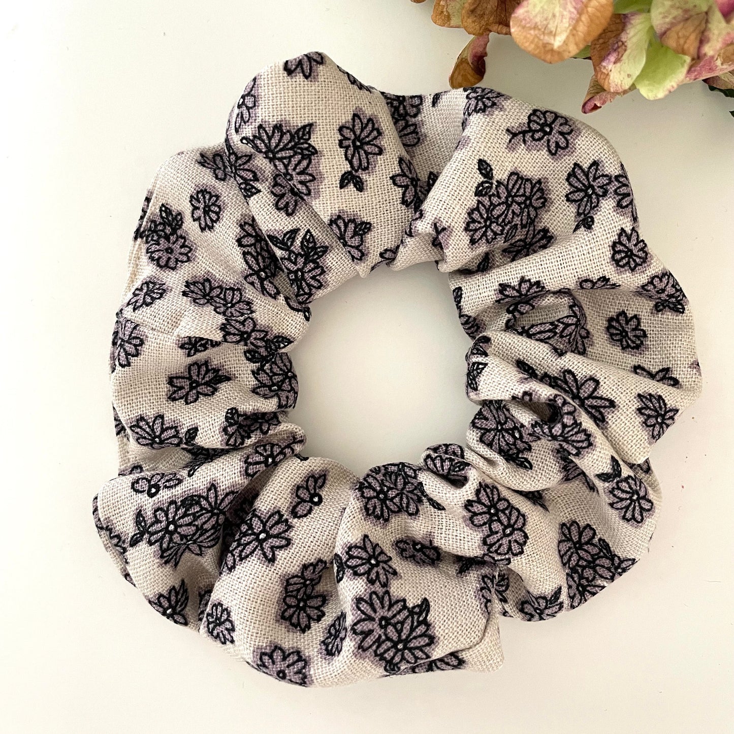 Chouchou fleuri écru “Anaëlle” – Accessoire cheveux élégant & fait main