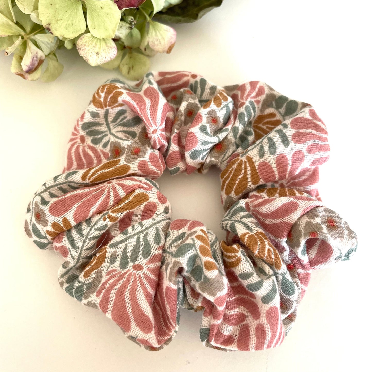 détail chouchou cheveux floral rose fait main Creasoiz