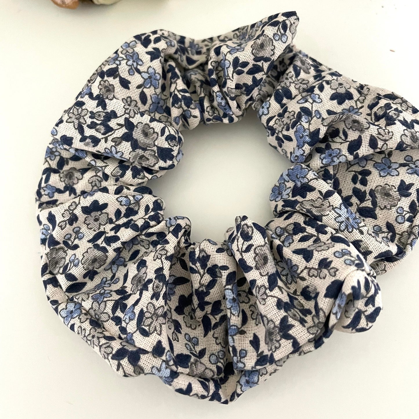 Chouchou cheveux femme liberty bleu en coton – attache sans trace – accessoire capillaire