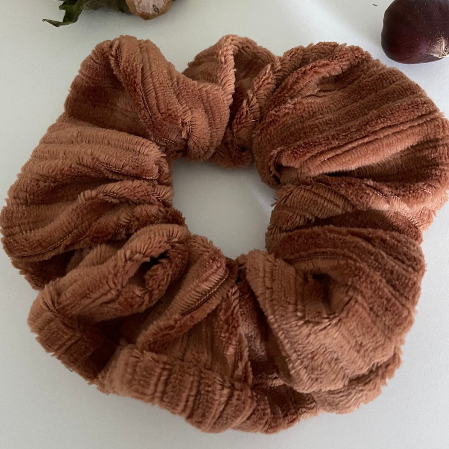 Chouchou cheveux velours noisette – accessoire cheveux élégant fait main