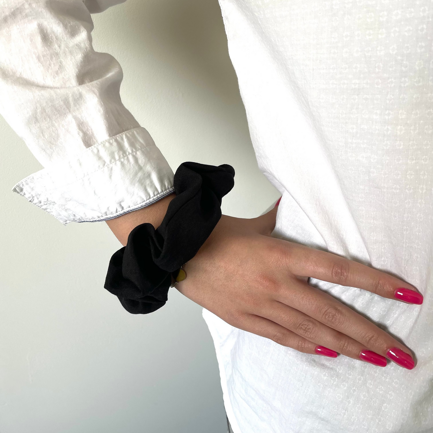 chouchou cheveux noir porté au poignet fait main Creasoiz