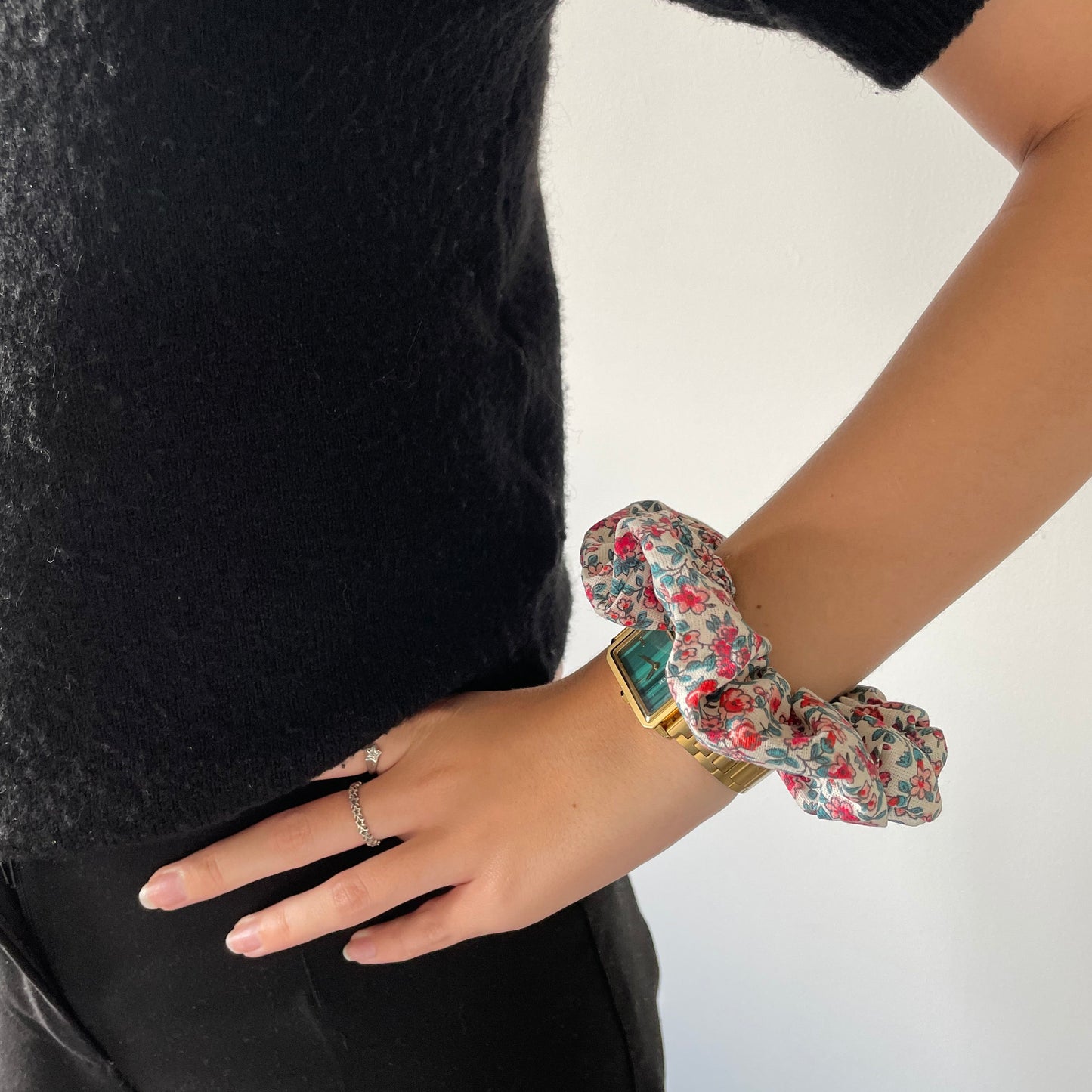 chouchou cheveux liberty rose vert coton sur poignet Creasoiz