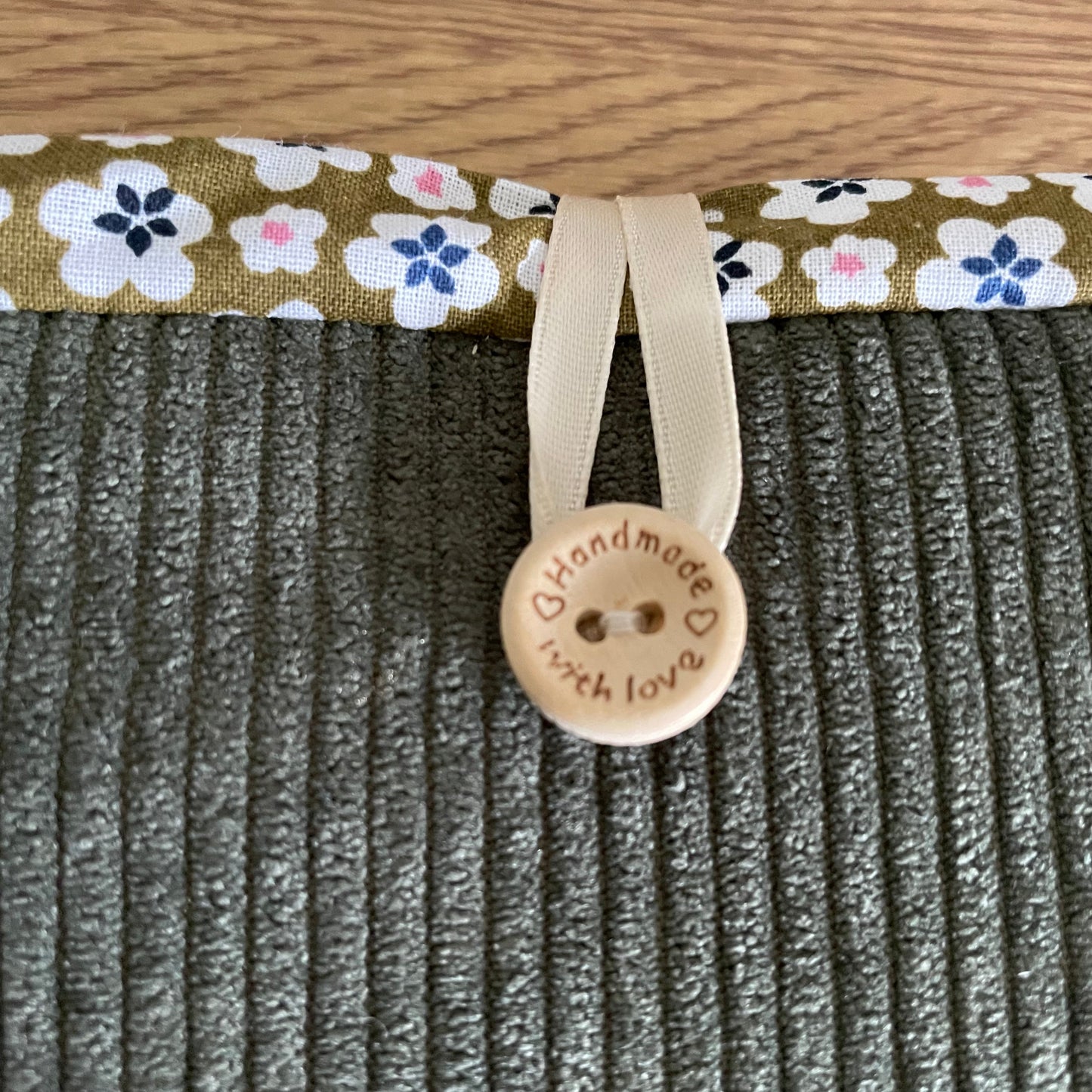 POCHETTE À LIVRE MOLLETONNÉE EN VELOURS VERT ET TISSU FLORAL