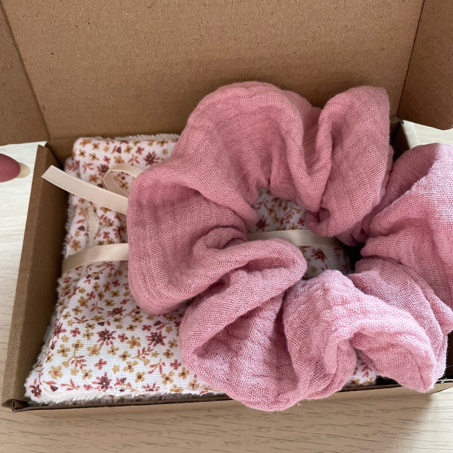 Coffret fête des mères avec chouchou gaze de coton rose et lingettes lavables Creasoiz