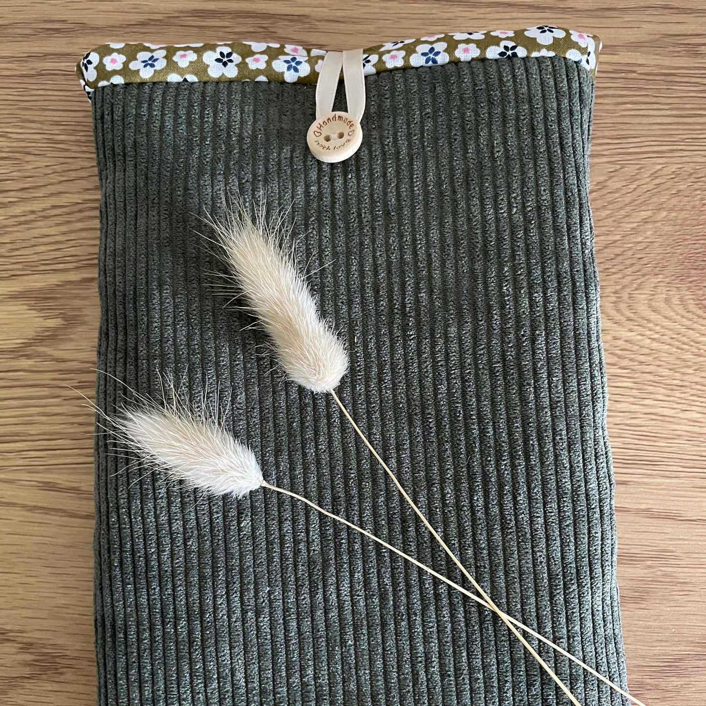 POCHETTE À LIVRE MOLLETONNÉE EN VELOURS VERT ET TISSU FLORAL