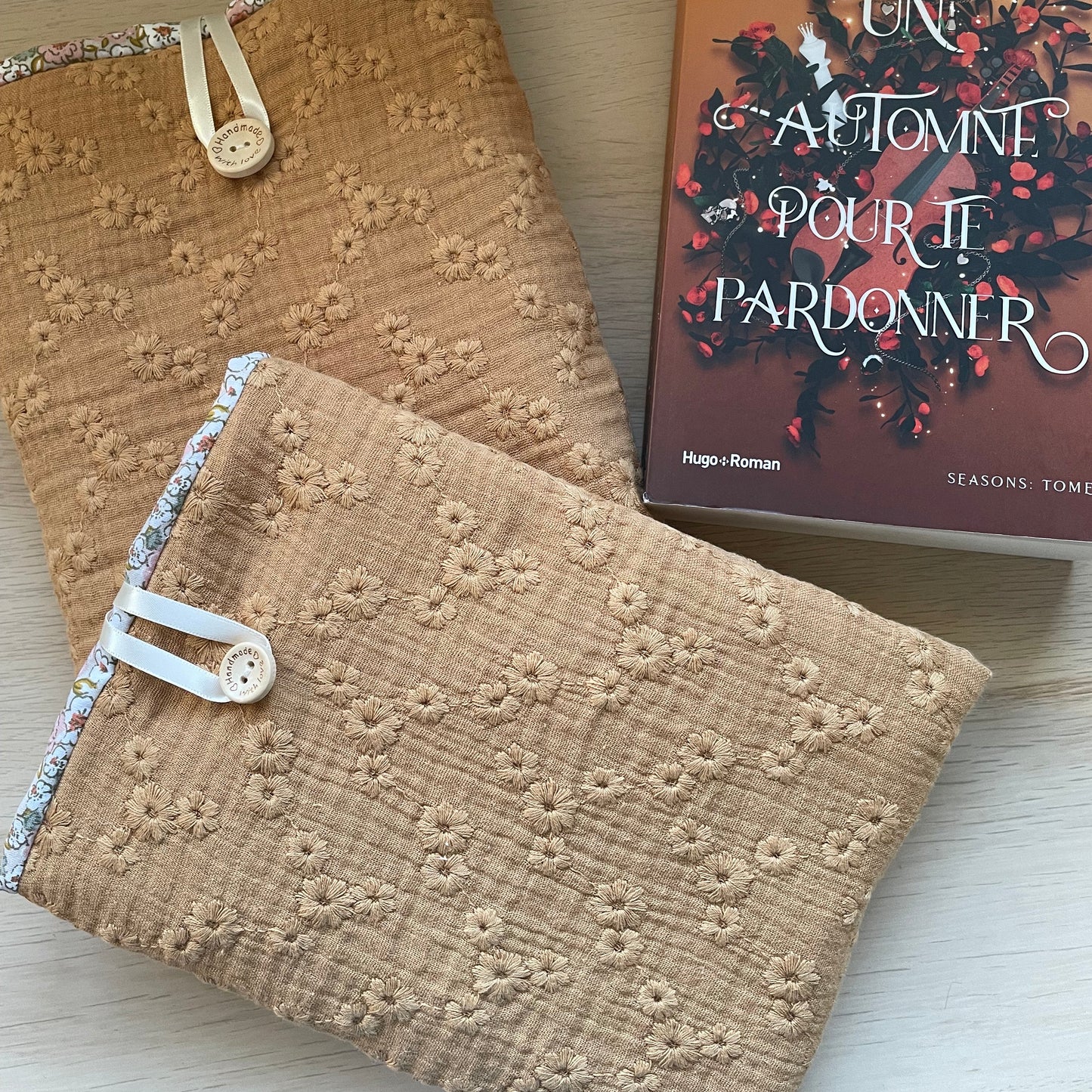 Housse protège livre matelassée fleurie camel – protège roman poche & broché – accessoire lecture