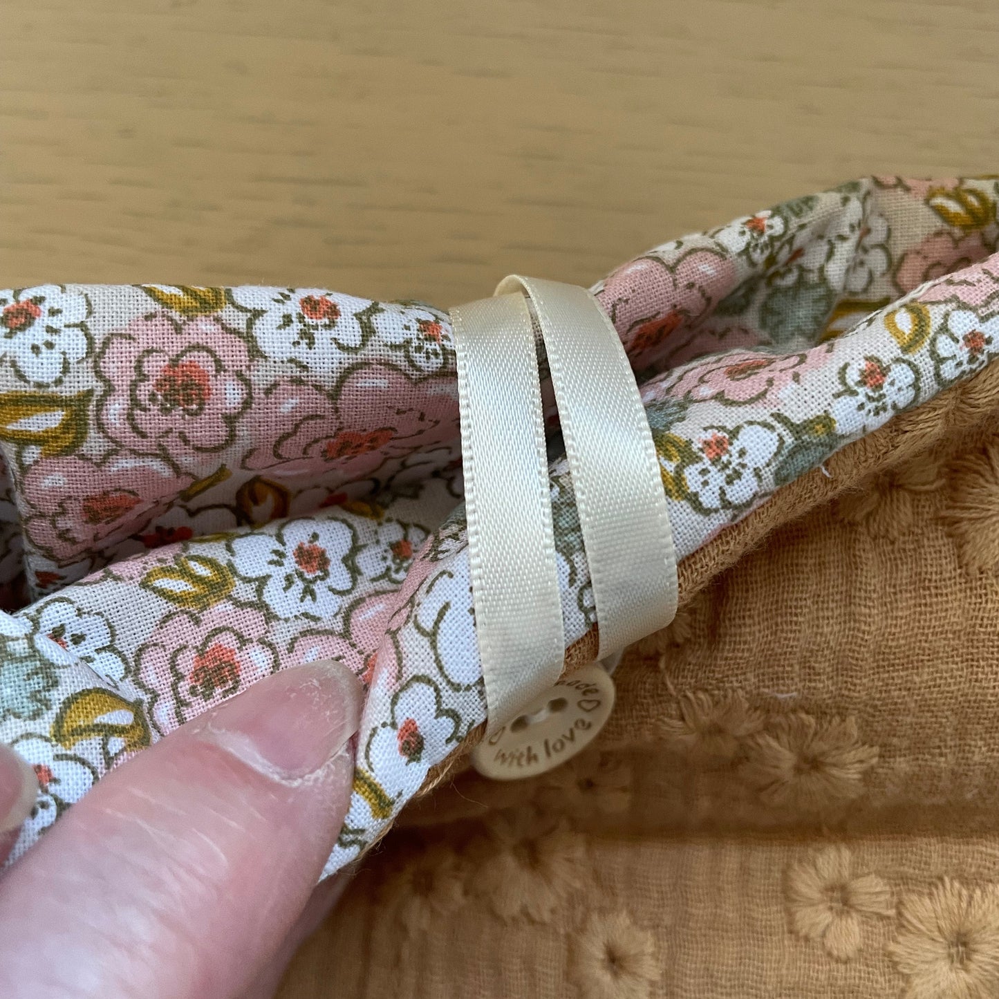 Housse protège livre matelassée fleurie camel – protège roman poche & broché – accessoire lecture