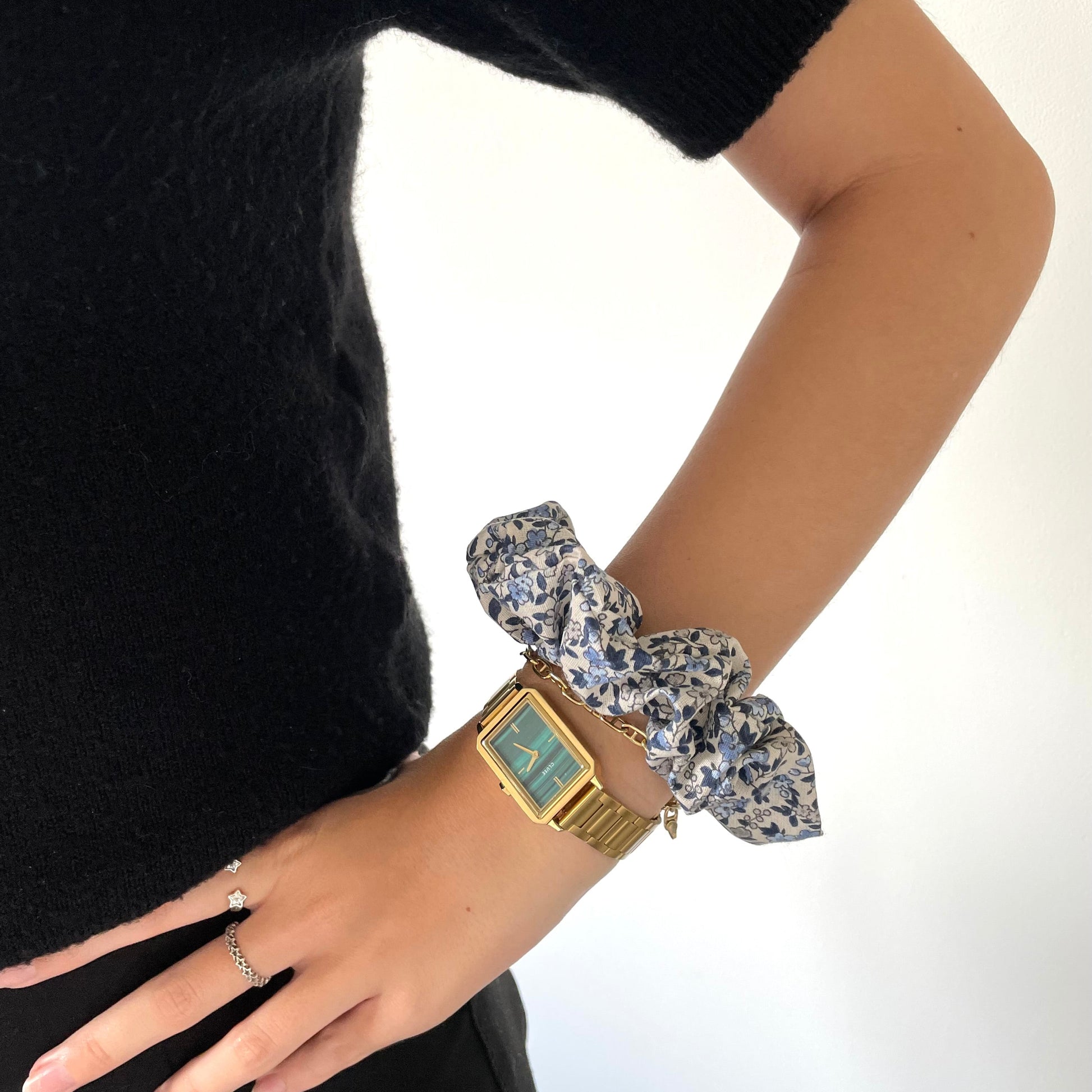 chouchou cheveux coton liberty bleu au poignet fait main Creasoiz