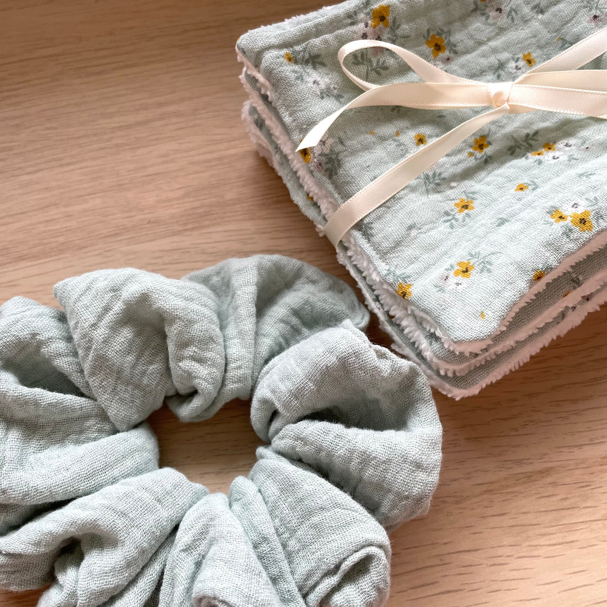 Chouchou et lingettes double gaze coton vert floral fait main Creasoiz
