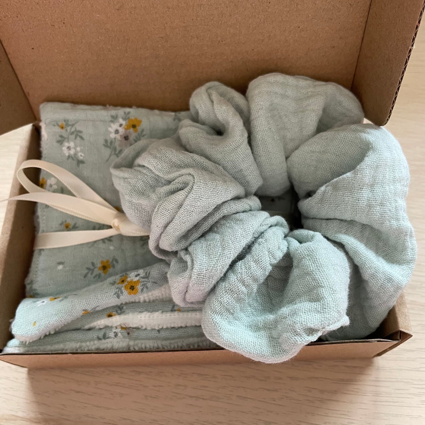 Coffret fête des mères chouchou double gaze coton vert et 5 lingettes fait main Creasoiz