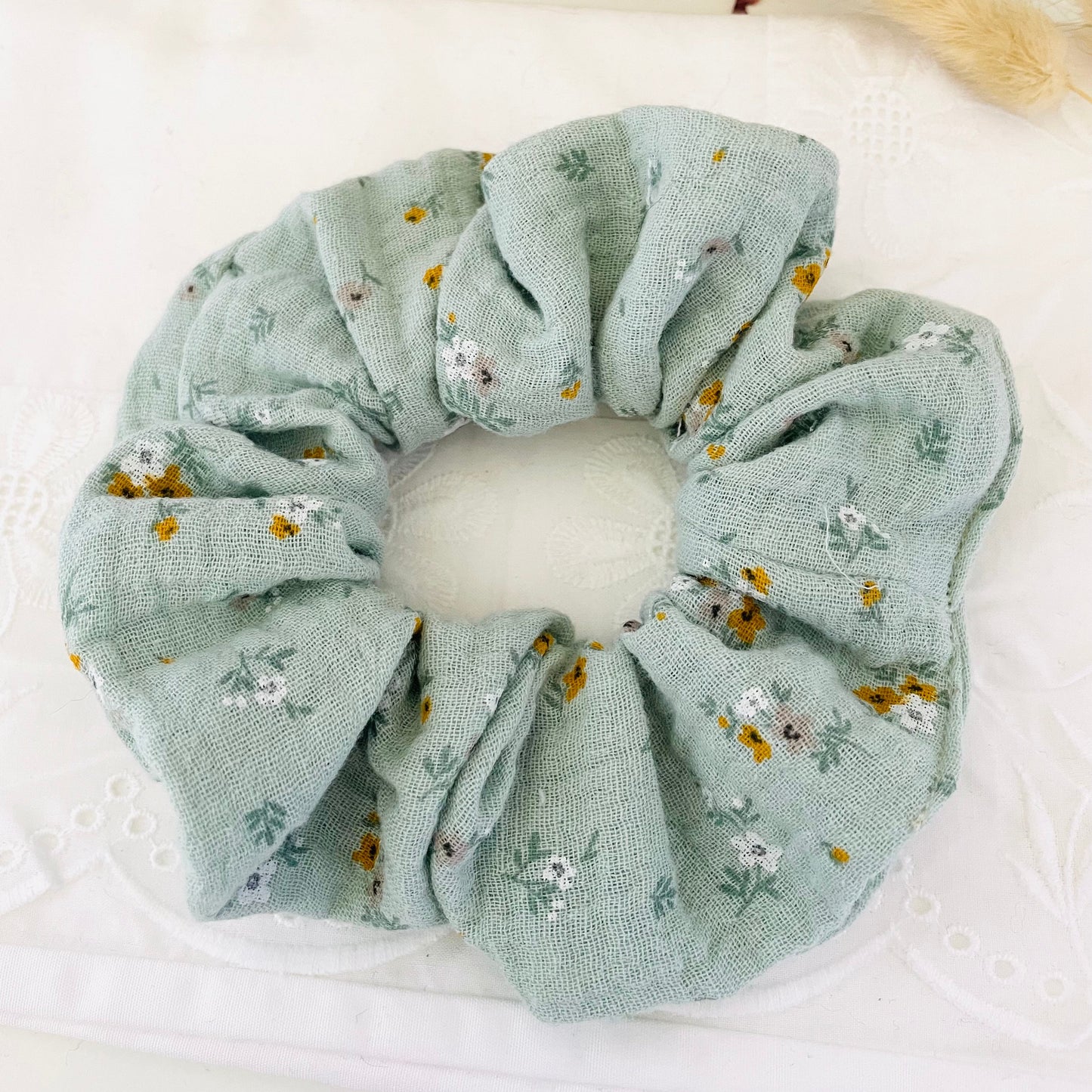 Chouchou fleuri vert d'eau en double gaze de coton - création artisanale CréaSoiz