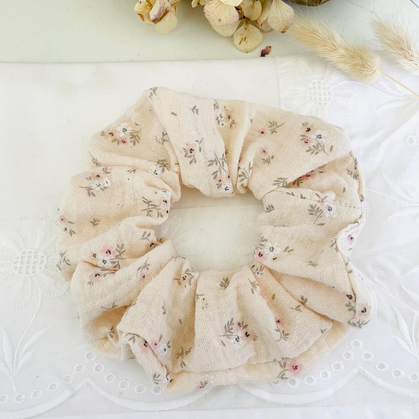 Chouchou en gaze de coton fleuri écru fait main CréaSoiz