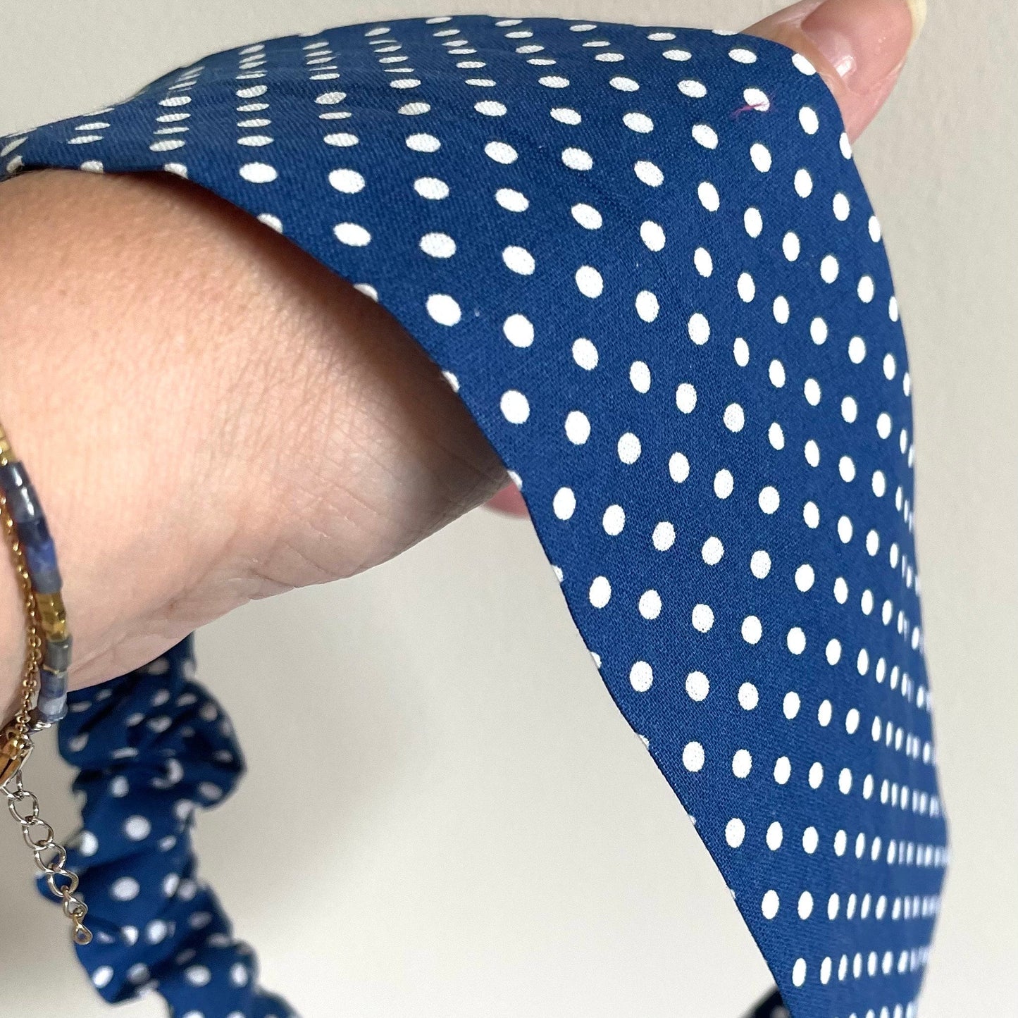 Bandeau bleu à pois MARGOT – Accessoire cheveux rétro & fait main