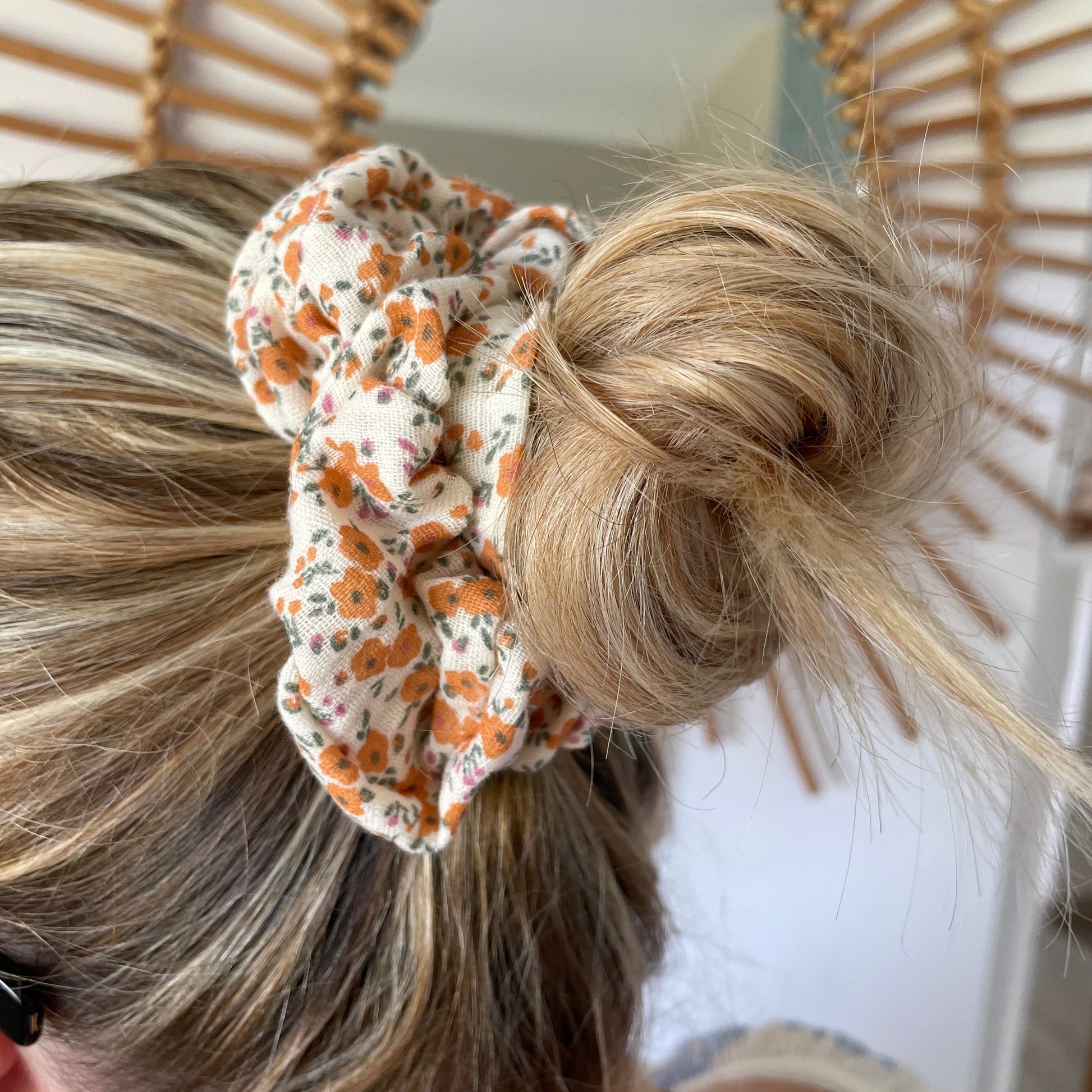 chouchou cheveux floral orange porté en chignon