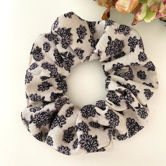 Chouchou fleuri écru “Anaëlle” – Accessoire cheveux élégant & fait main