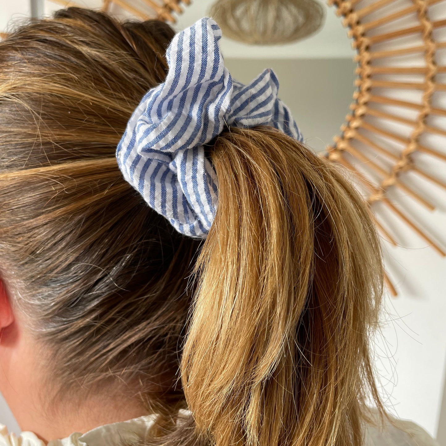 chouchou cheveux rayé bleu et blanc en coton en queue de cheval fait main Creasoiz