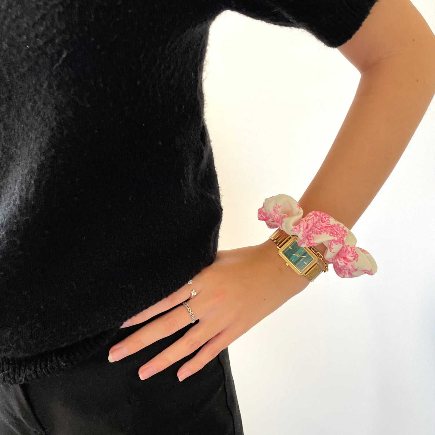 chouchou cheveux rose fait main au poignet Creasoiz