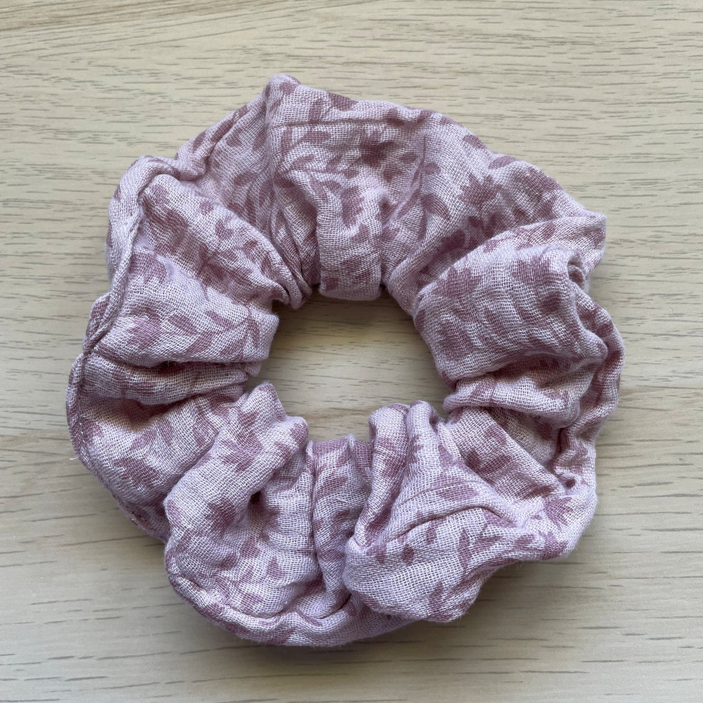 Chouchou en gaze de coton rose violine fait main CréaSoiz