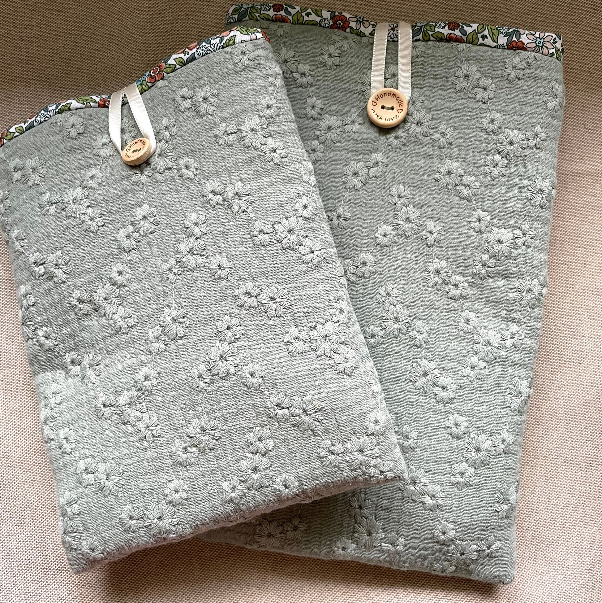 pochette à livre verte liberty coton fait main Creasoiz